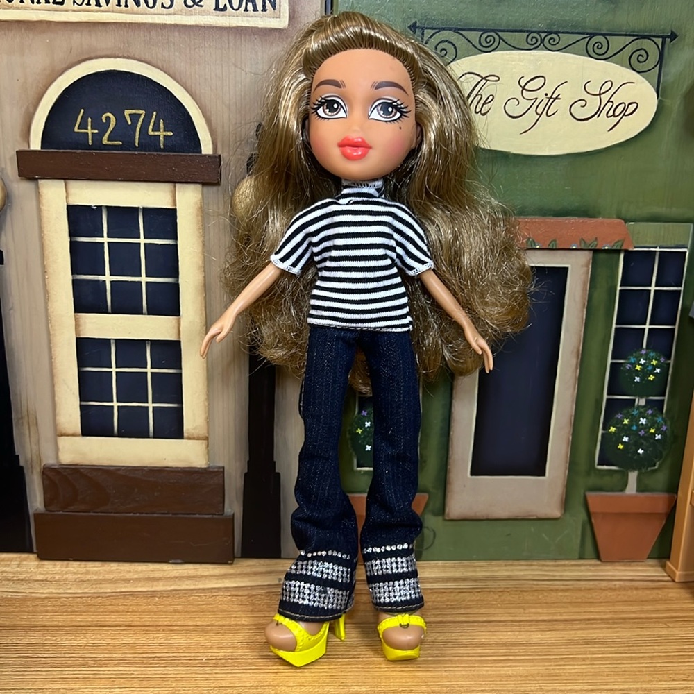 Bratz Doll 2015 Ash Blonde Wavy Hair Brown Eyes 10 Inches